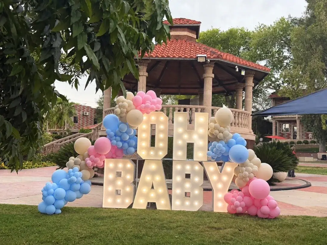 Decoración con globos y letras iluminadas frente al kiosko